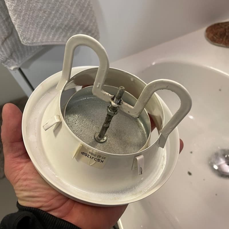 Poistoilmaventtiili puhdistuksen jälkeen: irrotettu, pesty ja puhdas.